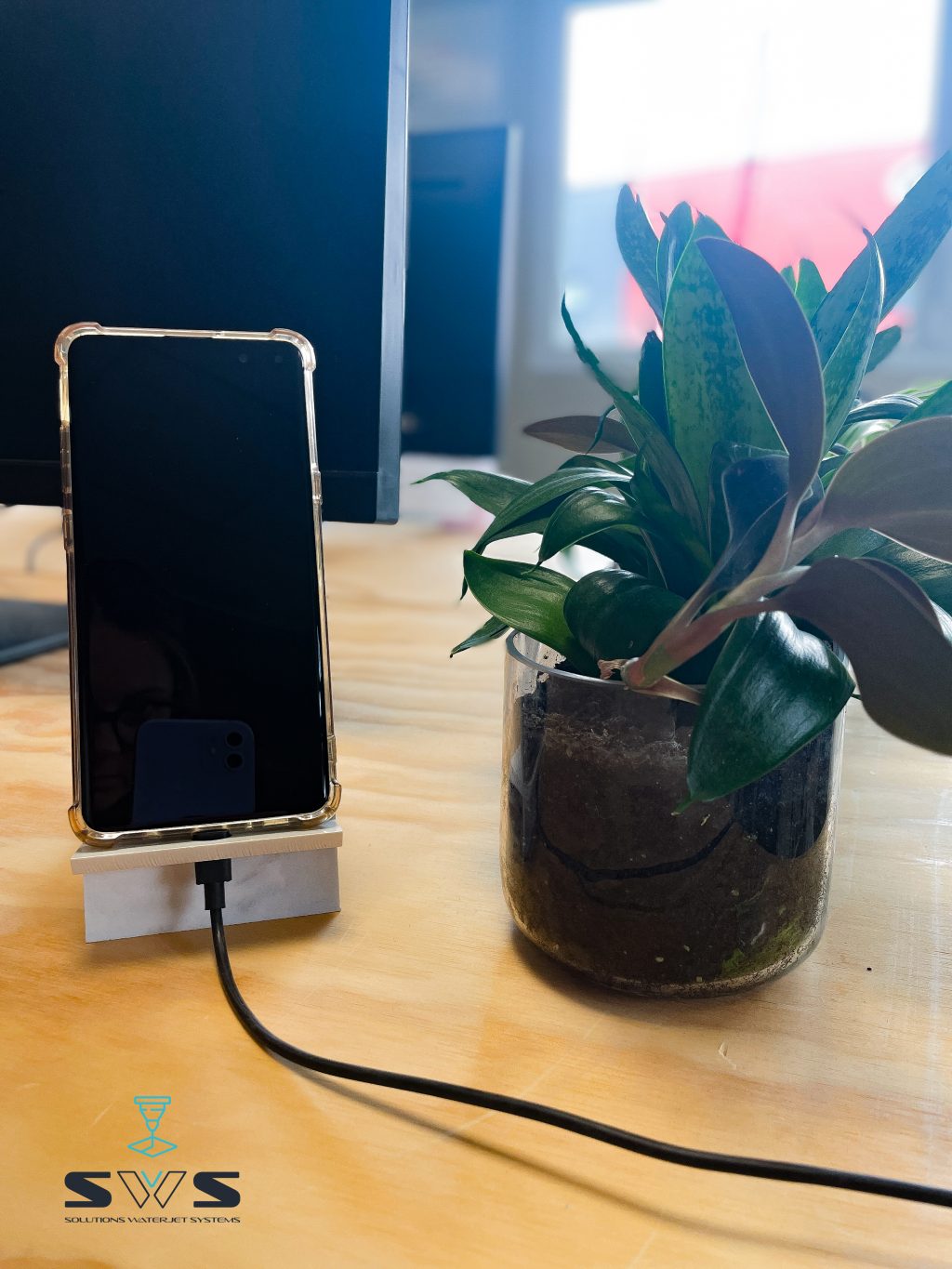 support de téléphone en céramique conçu avec une machine de découpe waterjet