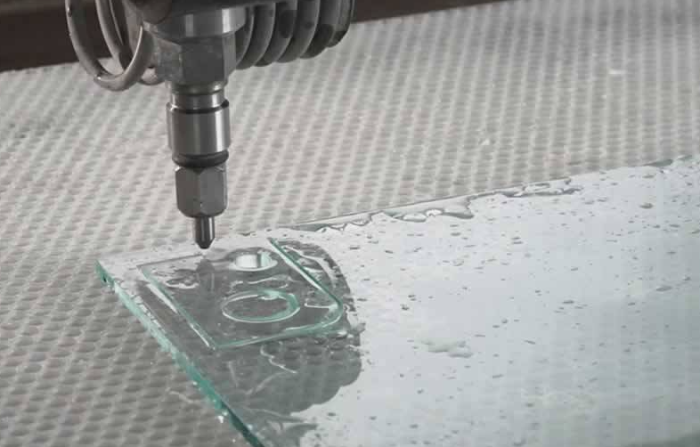 omax_decoupe_sur_verre